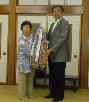千羽鶴を持つ区長と高橋会長の写真