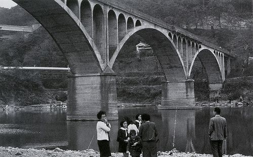 美しいアーチを見せる旧小倉橋の写真