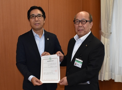 交付式での白井会長と湯山副市長の写真