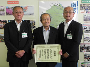 福田浩委員（中央）を囲んでの写真