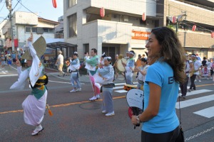 阿波踊りを鑑賞するブラジル選手団のスタッフの様子の写真
