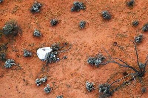 オーストラリア・ウーメラ砂漠で発見されたカプセルとパラシュートの写真