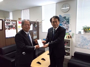 斉藤会長と緑区長　写真