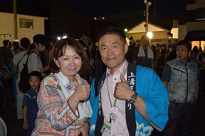 NATSUKIさんと区長　写真