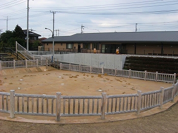 田名向原遺跡住居状遺構と旧石器ハテナ館外観の写真
