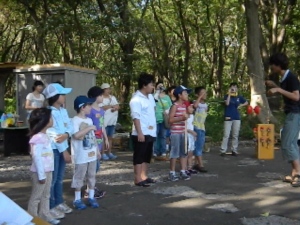 大道芸を見ている子ども達の様子