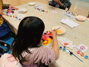 伝統面の絵付け体験の写真