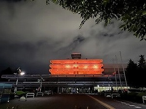 市役所本庁舎オレンジライトアップ　画像