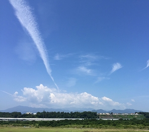 飛行機雲の写真