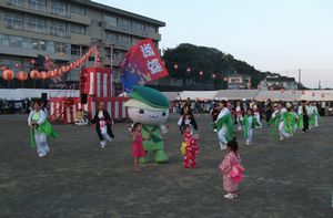 串川夏祭りでミウルが踊る様子の写真