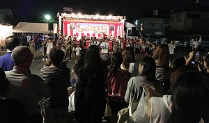 「相原二本松商店街‘16夏の大感謝祭」でのステージパフォーマンスの様子の写真