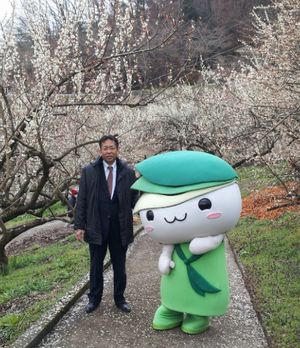 本沢梅園で撮影した区長とミウルの写真