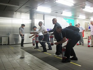 水消火器による消火訓練の様子の写真