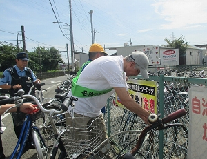 自転車盗難撲滅キャンペーンの様子の写真