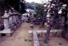龍像寺の岡野氏墓地