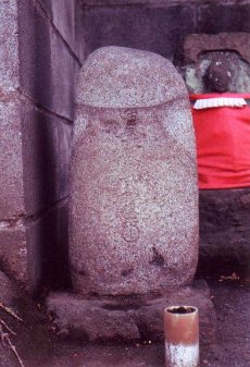 写真：下九沢六地蔵の徳本念仏塔