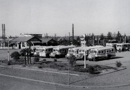 懐かしいボンネットバスが並ぶ相模原駅前の写真