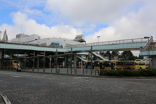 すっきりとした橋上駅になった現在の相模原駅前の写真