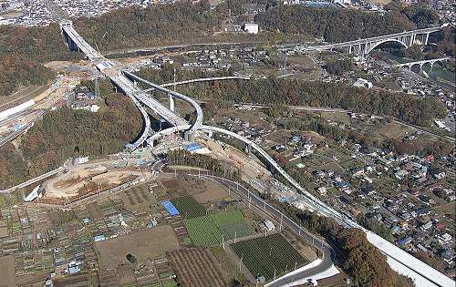 今年6月に開通した圏央道で建設が進む相模原インターチェンジ周辺の写真