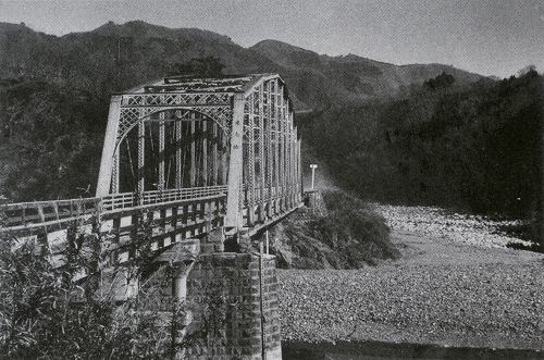 旧津久井町と旧相模湖町の間で道志川に架かる旧道志橋の写真
