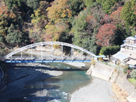 大川原橋と紅葉の拡大写真を表示