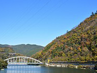 相模湖大橋と紅葉の拡大写真を表示