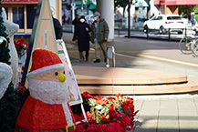 夜の出番を待つサンタさん（ボーノ相模大野）（2025年12月撮影分）の拡大写真を表示