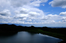 本沢ダム「城山湖」梅雨の合間の青空の拡大写真を表示
