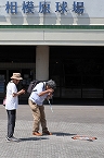 相模原球場前のMLB菅野マンホールが人気の拡大写真を表示