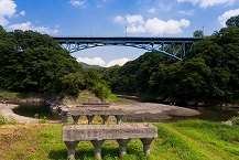 写真：沢山の自然ときれいな道志川の河原で（久保江和広さん）