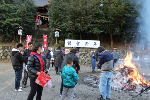 中野神社でのどんど焼きの写真