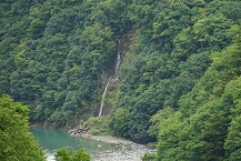 写真：雨の恵みで現れる滝（稲葉久通さん）