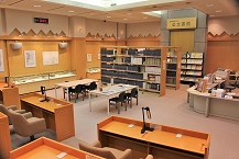 写真：旧議場を再利用した市立公文書館（田中千憲さん）