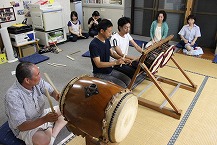 写真：お囃子の練習風景　～つくい中野夏祭りに向けて～（関戸正樹さん）