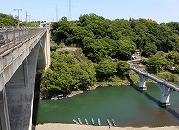 写真：橋と自然との壮大な景観を求めて（田中千憲さん）