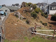 写真：上矢部の土塁と板碑（山口元秀さん）