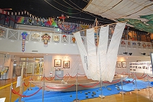 写真：復元された帆かけ舟（稲葉久通さん）