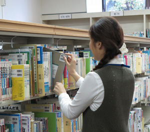 開館の準備をする加藤さんの写真