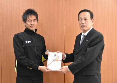 川口能活選手から加山市長への贈呈の様子