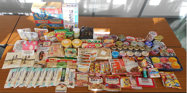 桜台小学校でのフードドライブで集まった食品の写真