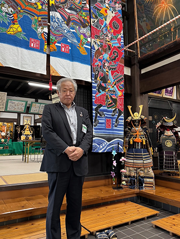 鎧、兜と綺麗な垂れ幕をバックにパチリの写真