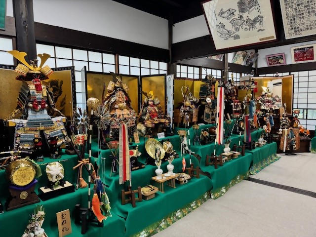 立派な五月人形たちがズラリの写真