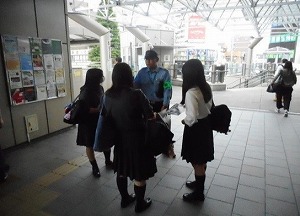 JR淵野辺駅周辺にて「痴漢撲滅キャンペーン」の声掛けをしている写真