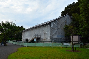 旧青柳寺庫裡が仮設の素屋根で覆われた様子