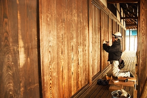 建具の修繕中の写真