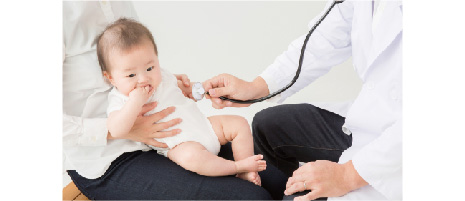 乳児の診察の様子の画像