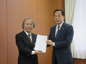 答申の写真（左から、吉田会長、加山市長）
