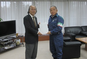 吉田会長、市長の写真