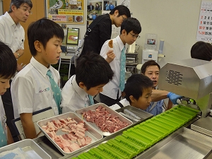 機械の前で見学している様子