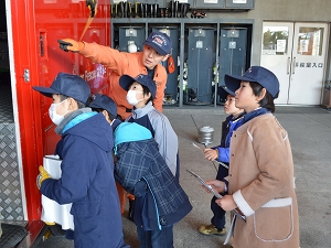 消防車の見学する様子